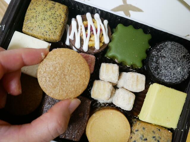 「パティスリー栞杏1928（リアン）」クッキー缶 夏の夜 きなこ