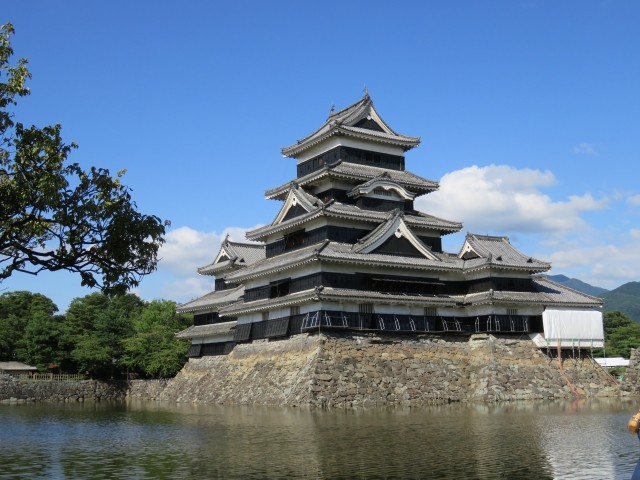 【2025年春のお城人気ランキング 第2位】松本城（長野県）真っ白な姫路城とは対照的に、黒色の現存天守が水堀に映える松本城。その存在感は圧倒的！