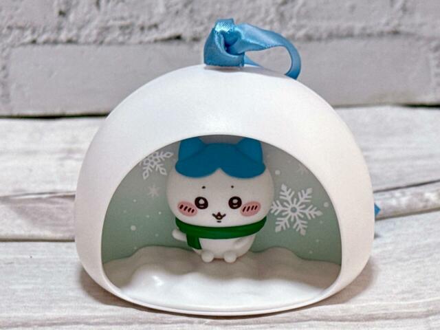 ハチワレがかまくらの中に入っているデザインのオーナメント!