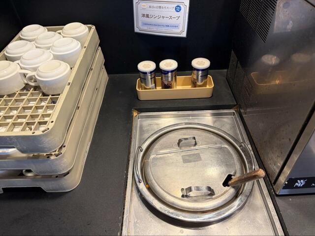 【ガスト 日替わりランチ】食事が運ばれてくるまでの間に、日替わりスープバーでスープをよそいにいきます