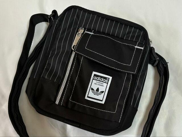 【adidas ウォバッシュ スモールアイテムバッグ】しっかりとした厚みがあり、背面と底面にはクッションのような柔らかさも◎