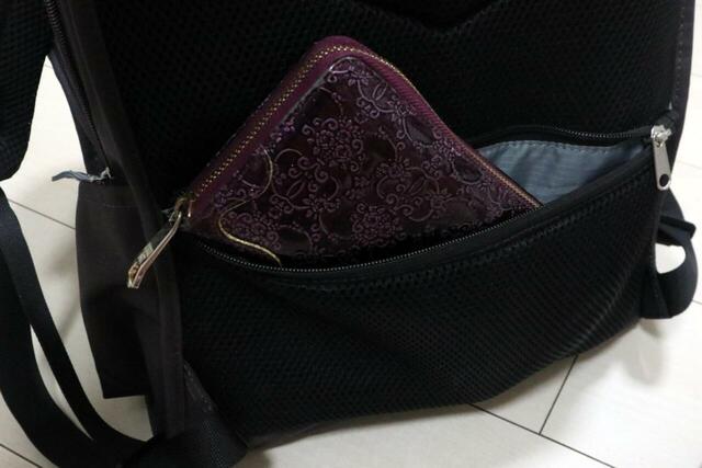 【anello GRANDE(アネロ グランデ) トート型リュック CABIN】背面のメッシュ部分にあるポケットは、長財布も横置きで収まるサイズ感です◎