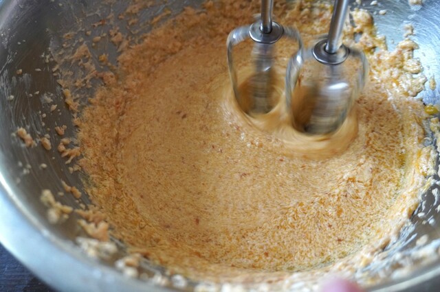 【〈塩分ハーフ〉ぐっち夫婦レシピ：味噌と黒豆のパウンドケーキ】溶いた卵液を少しずつ加え、その都度よく混ぜて乳化させる