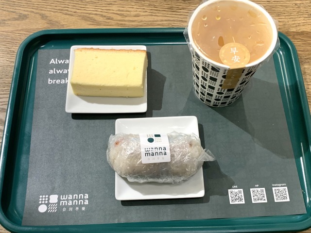 台湾式おにぎりはハーフサイズ。ジュースはマンゴー