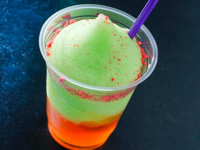 アップルスムージー(ティーゼリー) 700円|東京ディズニーリゾート「ディズニー・ハロウィーン」スペシャルメニュー|販売店舗:東京ディズニーランド「トルバドールタバン」|販売期間:2025年9月16日(火)〜10月31日(金)