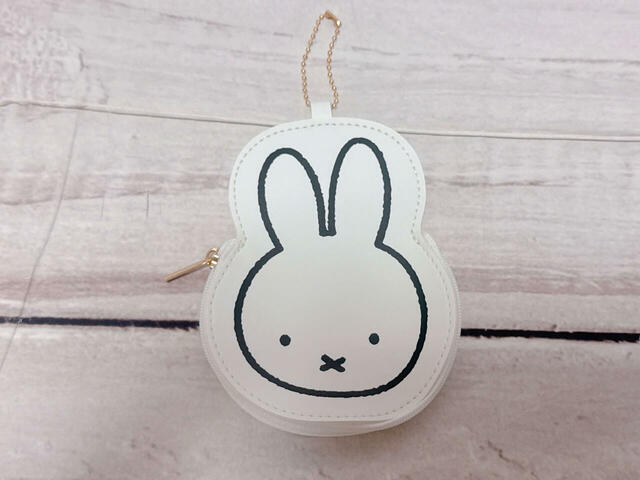 ポーチチャームはミッフィーのお顔プリント入りデザイン