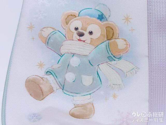 雪を追いかけるダッフィー