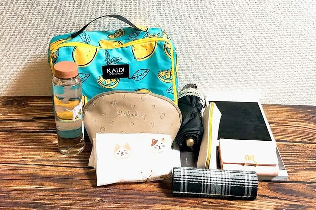 【カルディ レモンバッグ】セットのトラベルポーチや折りたたみ日傘などを入れてみると…