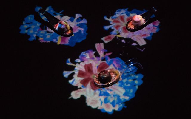 テーブルいっぱいの花びらで食べるのがもったいなくなりそう！