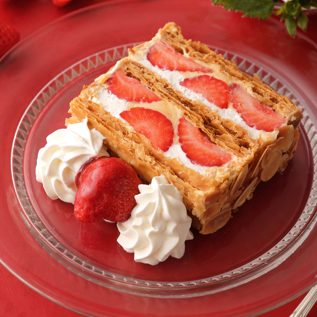 KIHACHIのナポレオンパイ ~あまおうスペシャル~ 価格:1カット 1,870円(税込)【キハチ 青山本店の新作苺スイーツ】