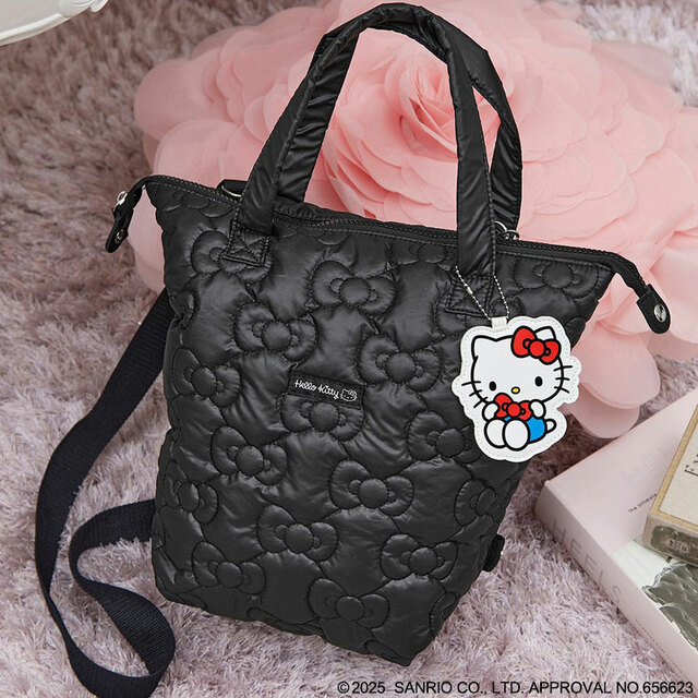 【『HELLO KITTY リボンな3wayキルティングBAG BOOK おしゃれBLACK』（宝島社）】舟形で使う場合