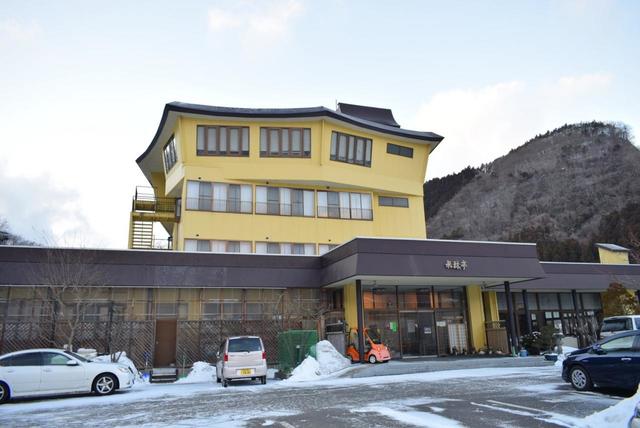 磐梯熱海温泉「水林亭」の外観。天候は雪