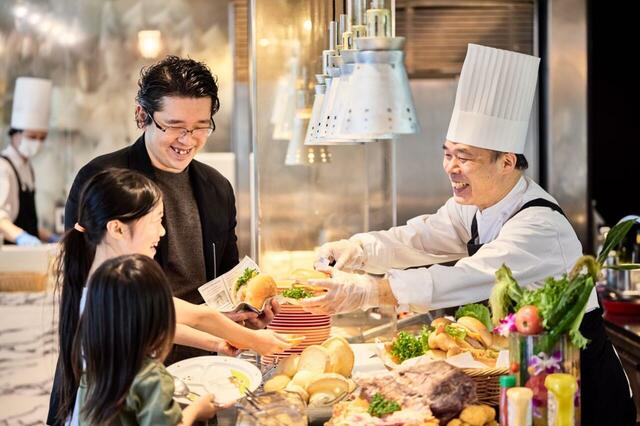 「カスタマイズが楽しい!STRINGS アメリカンサマーグルメフェア」<期間:7月5日(金)〜9月13日(金)>【アメリカンなブッフェで舌鼓!カスタマイズできる“ハンバーガー&ホットドッグ”や“プレミアムローストビーフ”が食べ放題!】