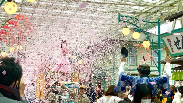 前が見えなくなるほどの紙吹雪！