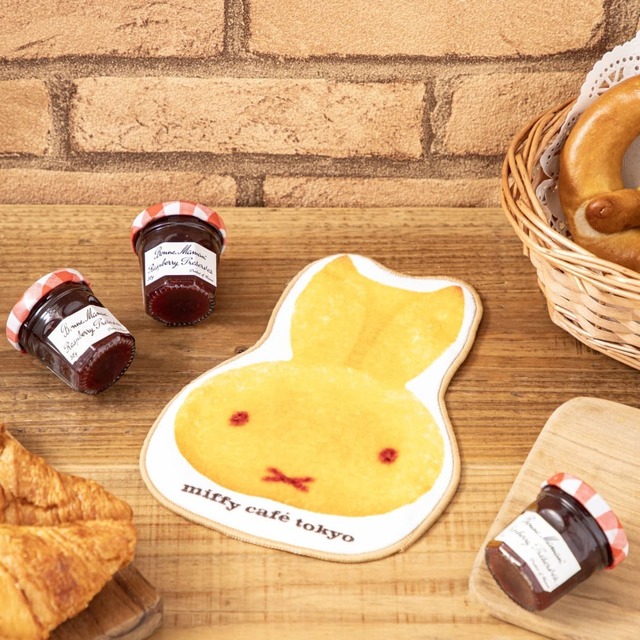 【miffy café tokyo】＜miffy café BAKED＞シリーズ「ダイカットタオル」税込1,420円／形もデザインも印象的なタオル！1人3点まで