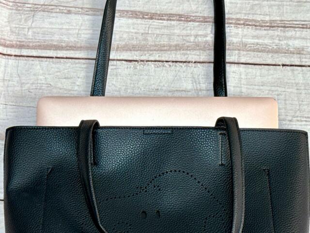 13インチのMacBook Airがジャストフィットする絶妙なサイズ感