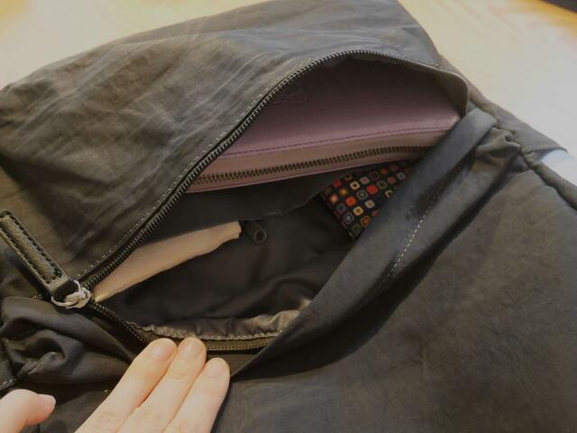 【ベルメゾン／モッテミー　荷物持ちリュック】フロントのポケットは大きめ。長財布も横向きに入れられます！