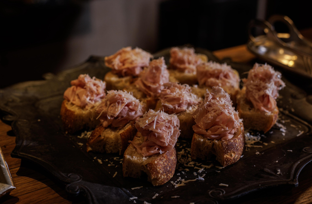「生ハムとチーズのクロスティーニ」＜期間：2025年10月16日～11月30日＞【焼きたてパンが食べ放題！焼きたてパン＆紅茶が楽しめる“MONDOのベーカリービュッフェ”に秋メニューが新登場！】