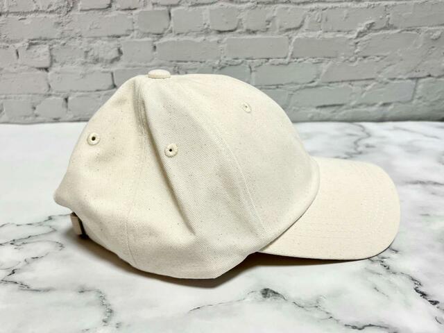 刺繍は被った際の左側にだけデザインされており、右側はシンプルな仕様【アベイル×ちいかわ】