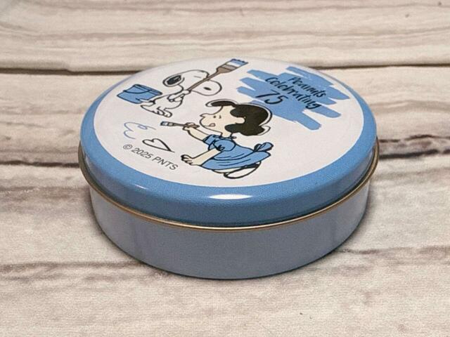 側面はシンプルな無地。蓋より淡いカラーが用いられており、2トーンになるようになっています