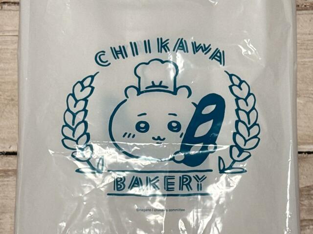 かわいい「ちいかわベーカリー」のロゴマーク入り