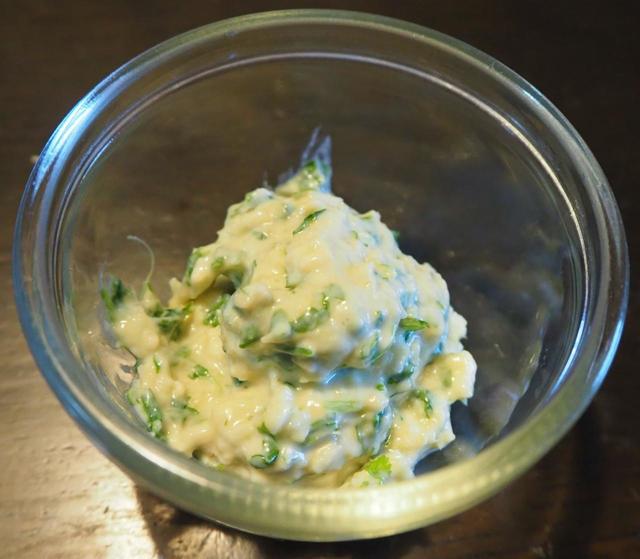 豆腐乳にパクチー、生姜、ニンニクなどを刻んでよく混ぜる。チョッパーを使うと数秒で完成するので簡単