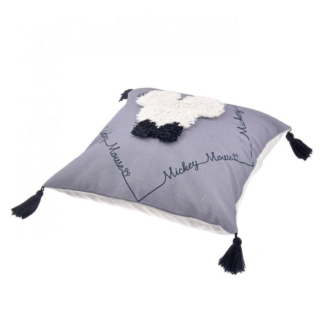 ミッキー クッションカバー/価格3,520円 (税込)/サイズ：縦約45×横45(cm)、素材：側地(コットン)／装飾･フリンジ(ポリエステル･コットン･レーヨン)＊縦45×横45(cm)のクッション用