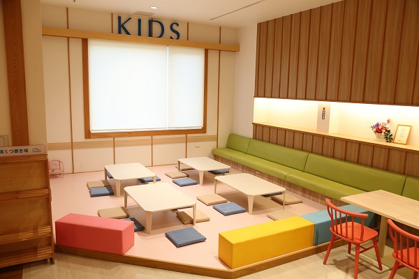 「キッズスペース」【コラーゲンゼリーで有名な『愛しとーと』のバイキングレストランで、こだわりの“ヘルシーメニュー60種類”を好きなだけ!】