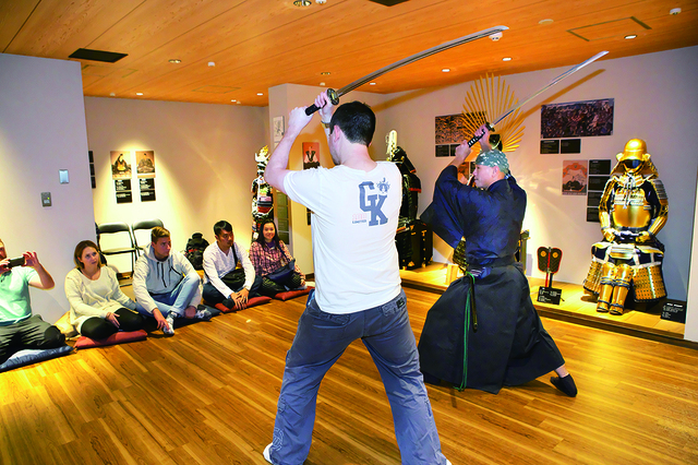 サムライ体験のプロセス2：実践／希望者は、最も基本的な「正眼の構え」や左足を踏み出した「上段の構え」を体験できる。簡単そうに見えるが、バランスをとるのが難しい。