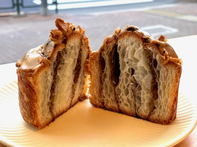 【ビースクエアード】クロワッサン生地にエスプレッソをしみこませてあった