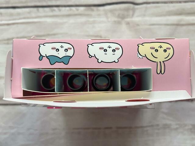 【付録 ちいかわ自動販売機】ジュースをじどうはんばいき本体の上部の穴からそれぞれの箇所に入れていきます