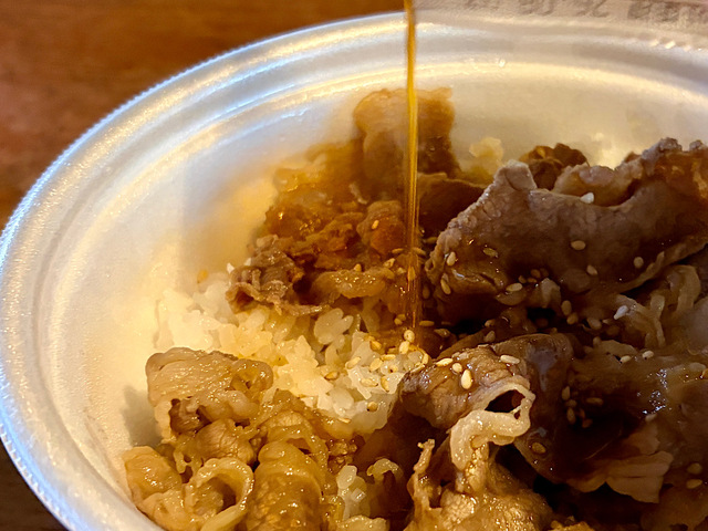 【すき家 牛カルビ焼肉丼】付属のタレをまわしかけていただきます