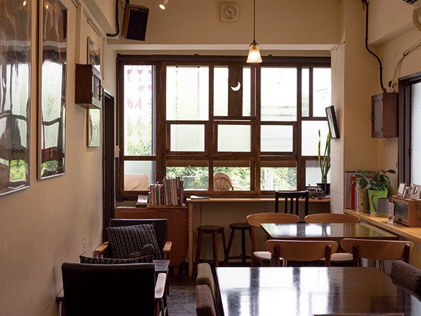 人形町 三日月座（人形町）／内観。自然光が心地よい。築約50年のビルをリノベーションしたレトロな雰囲気