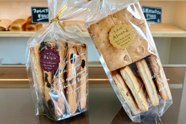 乾パンのような「レーズンクッキー」と「アーモンドクッキー」。噛むほど甘みが感じられる
