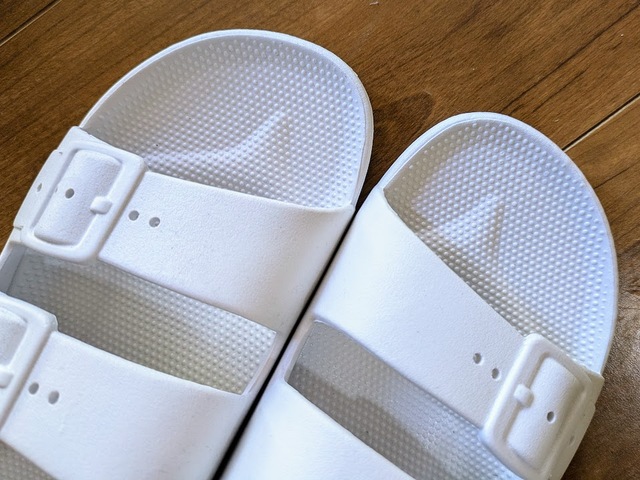 【ワークマン PVCタウンサンダル】インソールの表面にはドット状の細かな凹凸があり、素足で履いてもサラッと快適♪