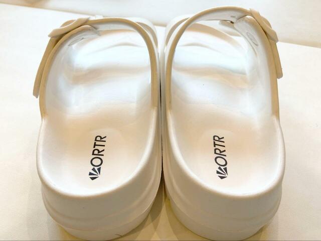 【ORiental TRaffic ダブルベルト厚底サンダル】中底には足裏に沿うような凹凸デザインが加えられていて、足裏とのフィット感も抜群♪