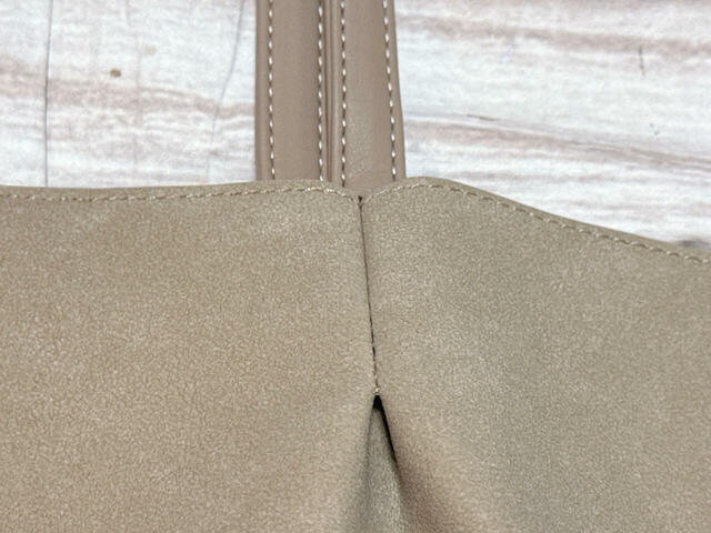 本体とハンドルの素材とカラーが異なり、おしゃれなアクセントになっています