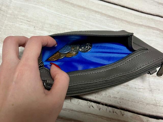 コインポケットはマチ付きなので出し入れがしやすくGood!