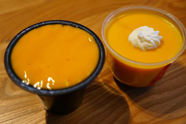 （右）セブン-イレブンのなめらか濃厚パンプキンプリン　（左）ローソンのパンプキンプディング