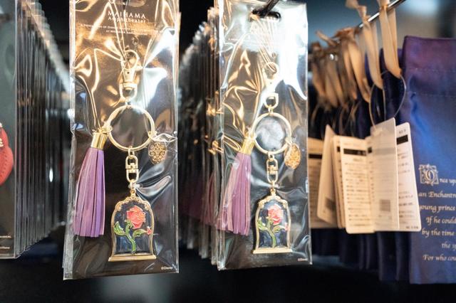 タッセルチャーム 1,800円｜サイズ：W43mm×H116mm｜劇団四季 ディズニーミュージカル『美女と野獣』東京ディズニーリゾート内舞浜アンフィシアター公演オリジナルグッズ