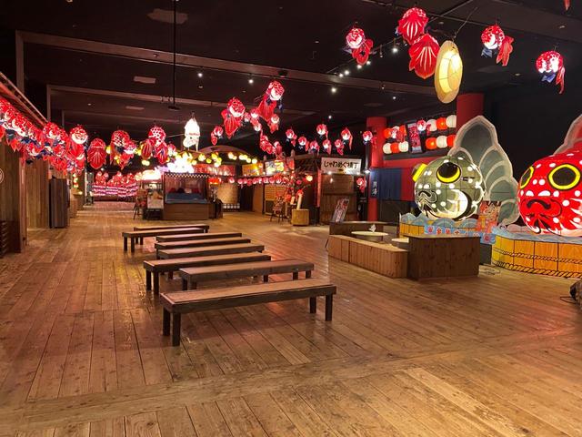 【星野リゾート　青森屋】賑やかな雰囲気の「じゃわめぐ広場」