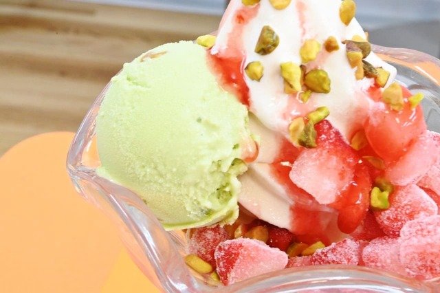 【サンマルクカフェ】「ストロベリー＆ピスタチオアイスのX'mas ケーキパフェ」のピスタチオアイス