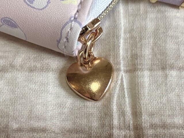 ファスナーの引き手にはゴールドのハートチャーム付き！