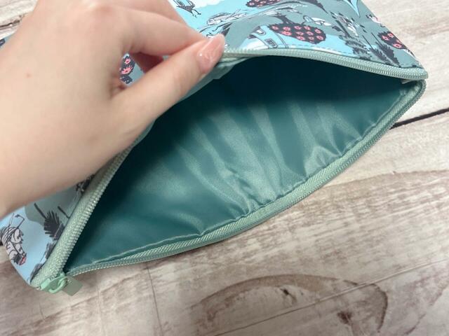 内側はポケットや仕切りなどがないシンプルな作り