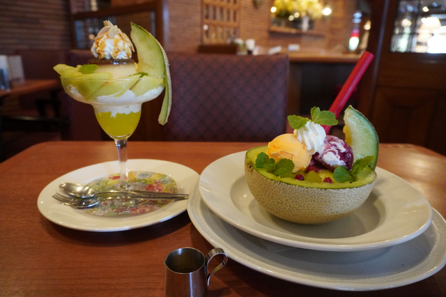 【ロイヤルホスト】左から「メロンのプリン・ア・ラ・モードパフェ」、「フレッシュメロンボウル〜ジンジャーシロップ添え〜」