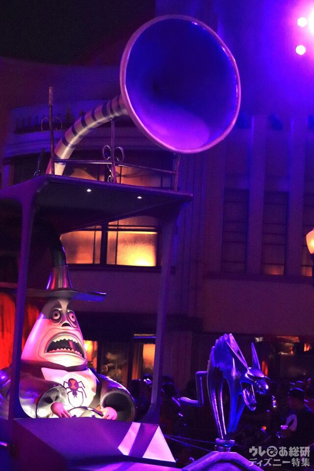 ウギー・ブギー・バッシュ限定パレード「フライトフリー・ファン・パレード」に登場するディズニー映画『ナイトメアー・ビフォア・クリスマス』の町長