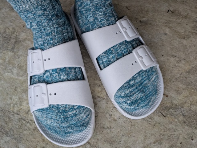 【ワークマン PVCタウンサンダル】靴下を履いていてもフィット感があり、脱げてしまうことはありません