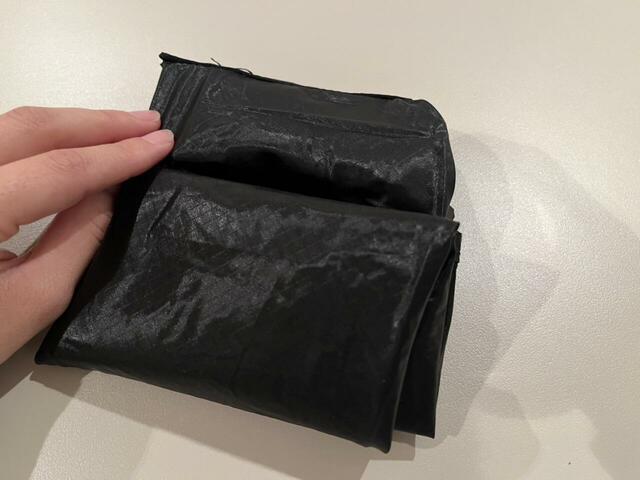 【mont-bell U.L.ナップサック】上下からくるくる折りたたんでいき、ポケット部分に収納して完成！