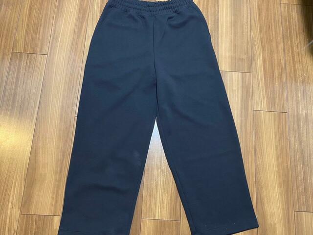 【ユニクロC スウェットワイドパンツ】表面はツルッとした光沢があり、高見えするデザインです♪