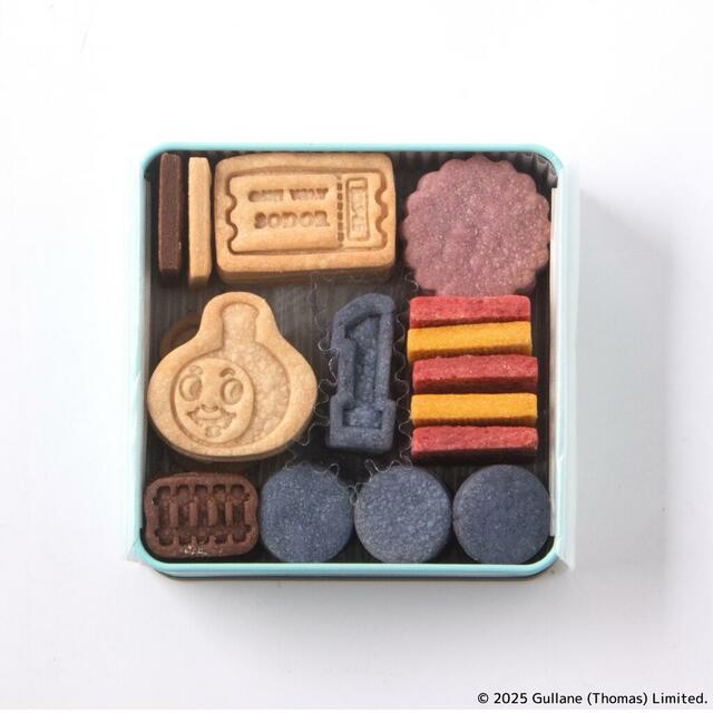 「【カード付】きかんしゃトーマス クッキー缶」＜価格：3,300円（税込）＞ 【【きかんしゃトーマス×Cake.jp】オリジナルカードや絵本がセットになった「きかんしゃトーマス クッキー缶」が登場！】